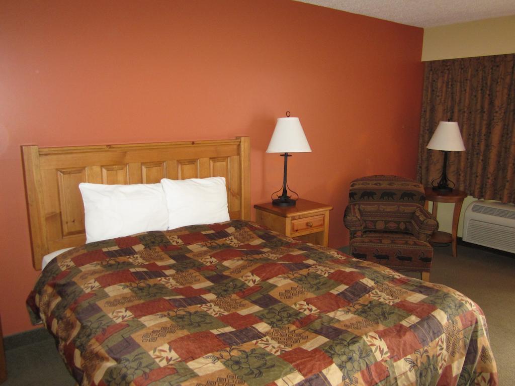 The Pine Inn Chetwynd Room photo